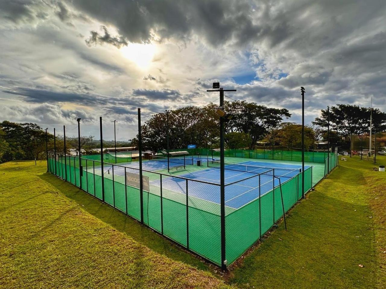 Cr Mariposa Rentals Comfortable Penthouse, Ac, Pool, Gym, Tennis サンタ・アナ エクステリア 写真